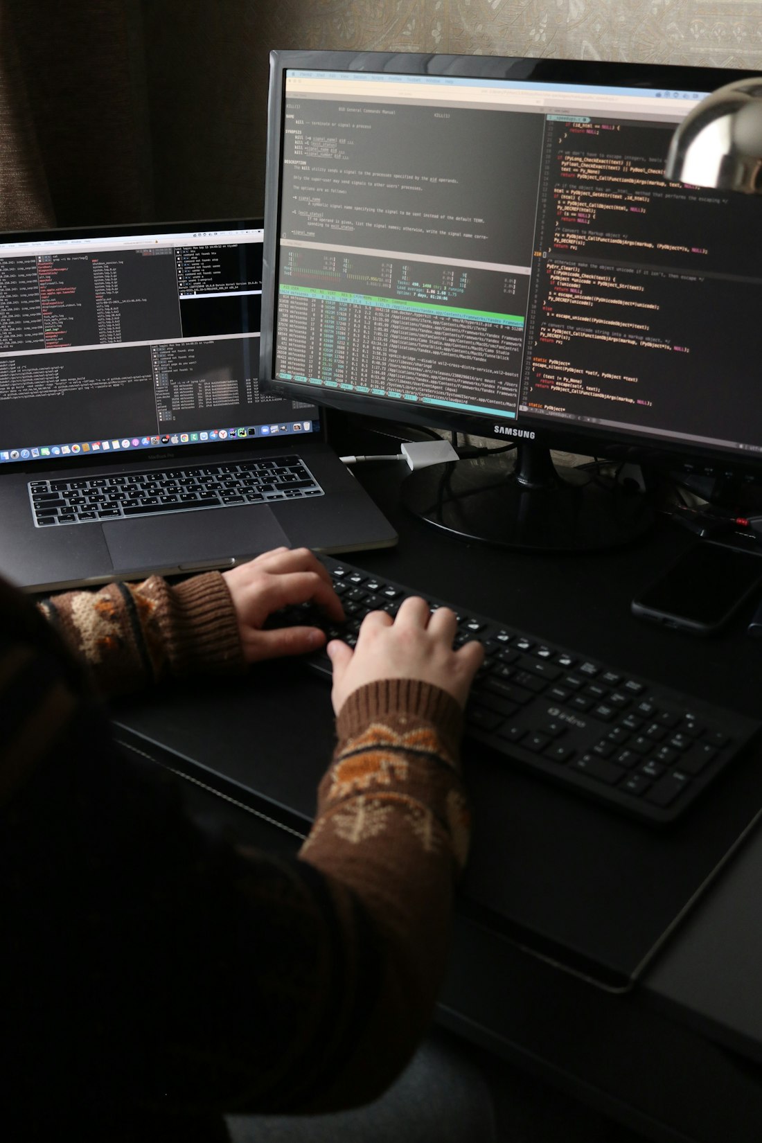 Arbeitsplatz mit mehreren Monitoren